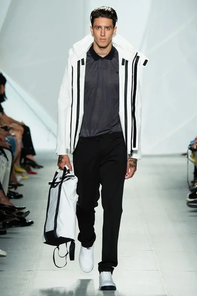 Look 16